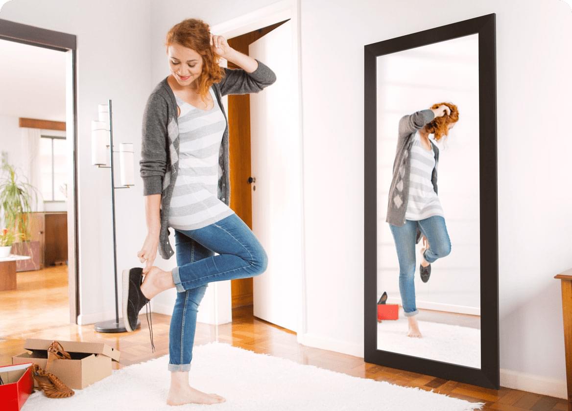 Cliente feliz provando sapato